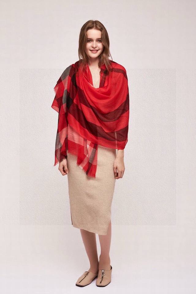 The latest model of Burberry Light Check Scarf is out, with exquisite horse logo