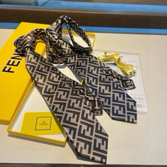 Fendi's popular tie for men is a rare choice that shows exquisite craftsmanship