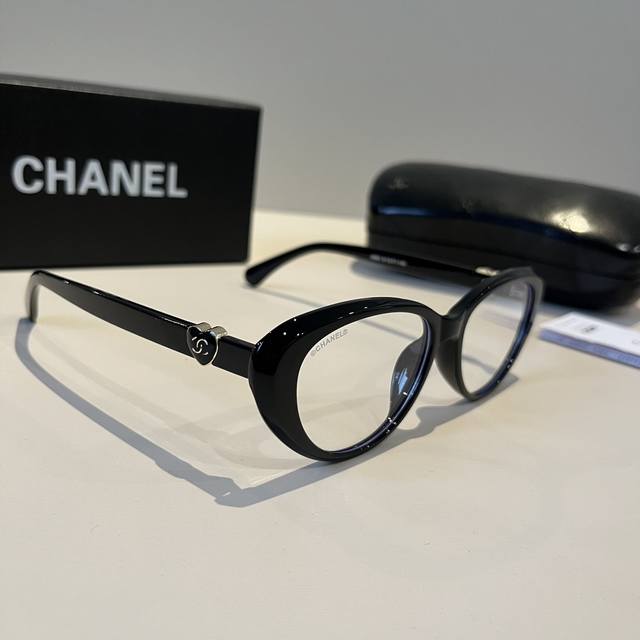 Chanel's new glasses are cool and stylish. Ladies who don't want to put on makeu
