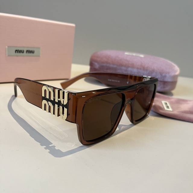 Miumiu trendy sunglasses for men and women, light and does not press on the nose