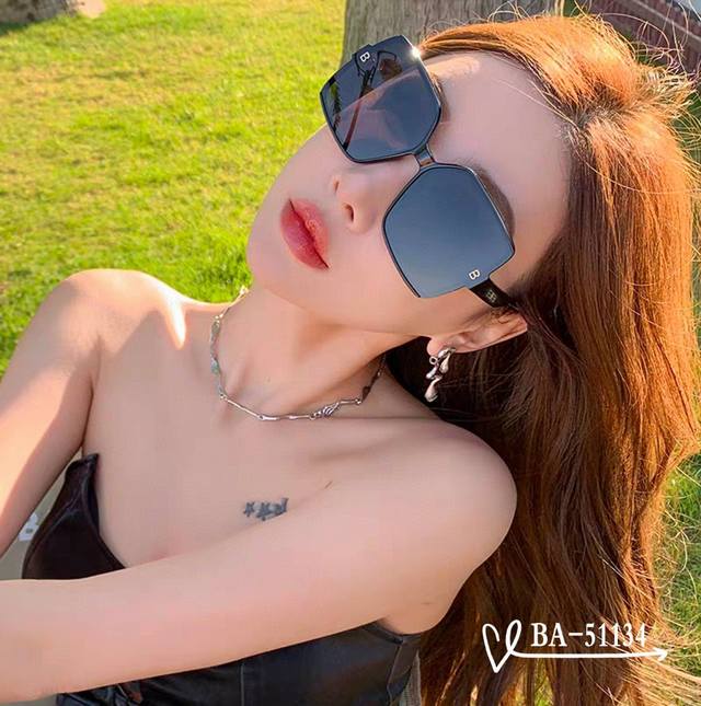 Balenciaga . Polaroid resin lens . Tr frame is light and comfortable to wear . S
