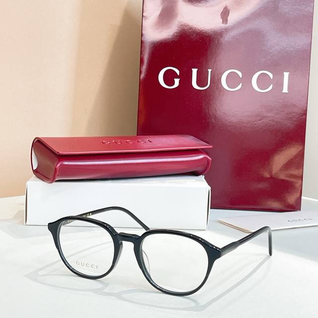 Gucc*Model