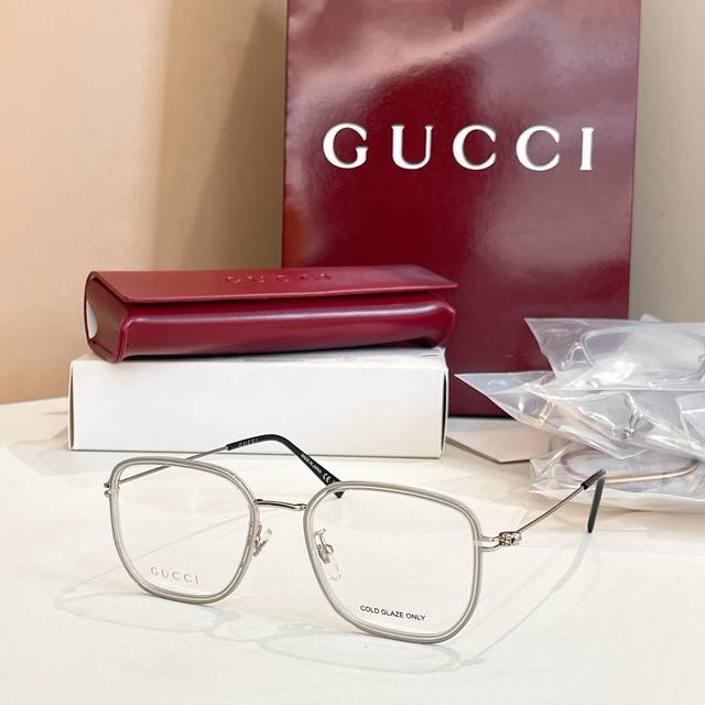 Gucc*Model