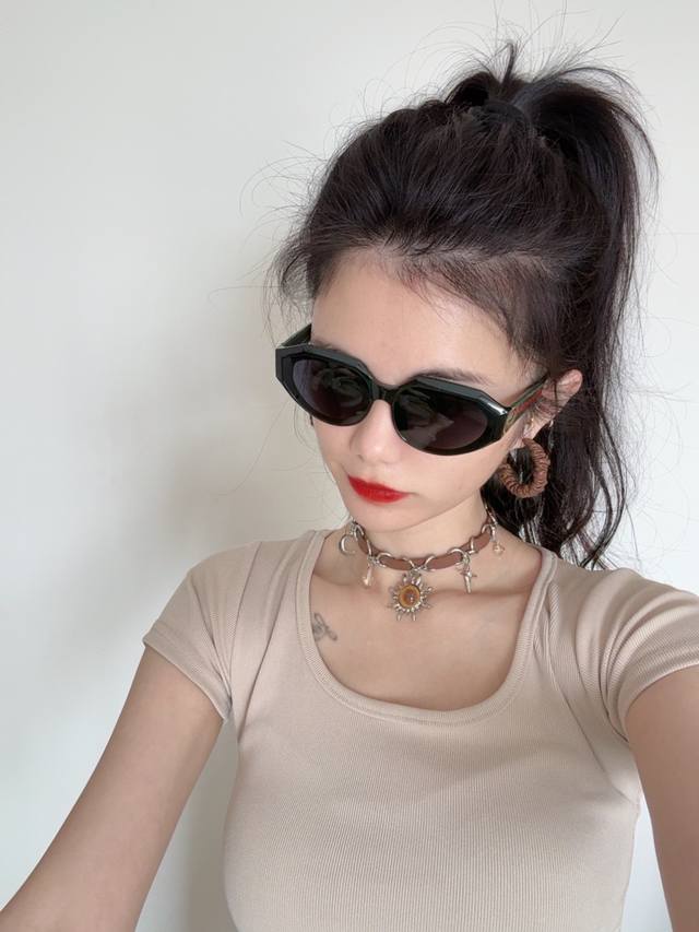 Gucci 2025 Spring New Trend Hot Fashion Square Frame Sunglasses High Quality Com