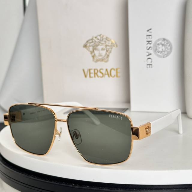 Versac*Model: Ve6756Size: 61 ports 13-145