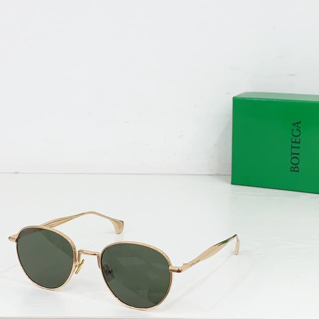 Bottega Venet* Model: Bv1396S Size: 55 ports 22-140