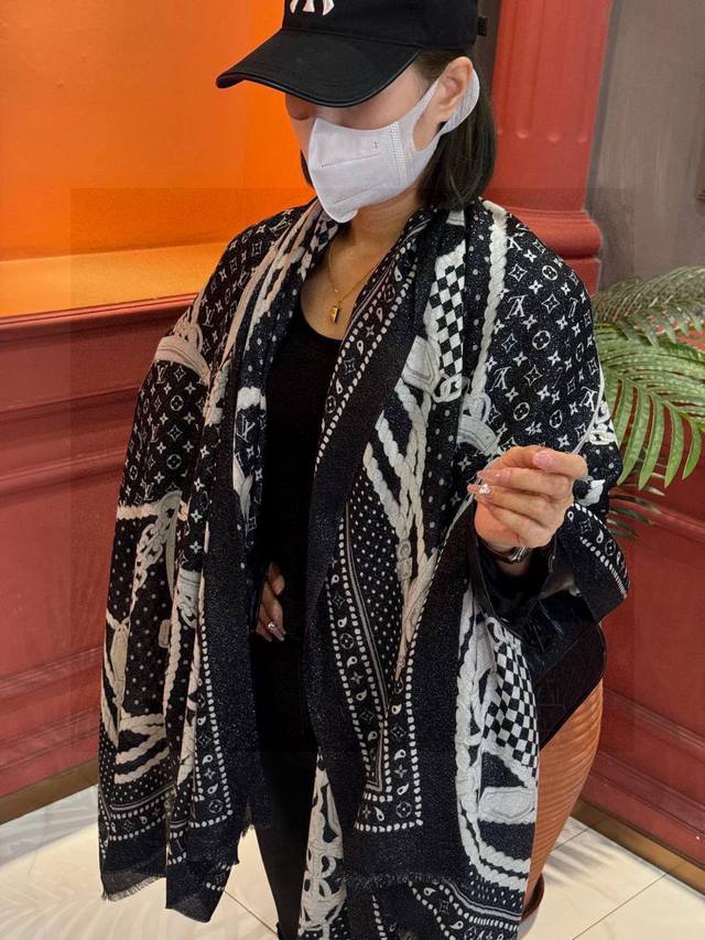 Glowing scarf Lv silver cashmere material full of light luxury counter new fabri
