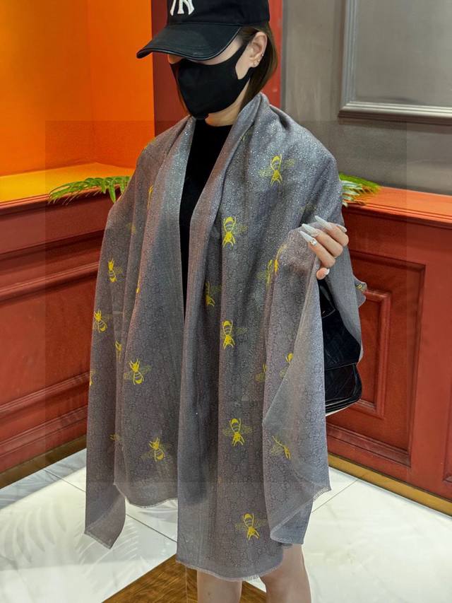 The glowing scarf has a high-end aura. Temperament and fashion!!! Bees have alwa