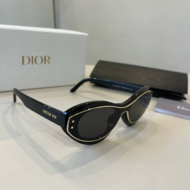 Sunglasses are all about Dior. They are so high-end. Suitable for all girls. Dio