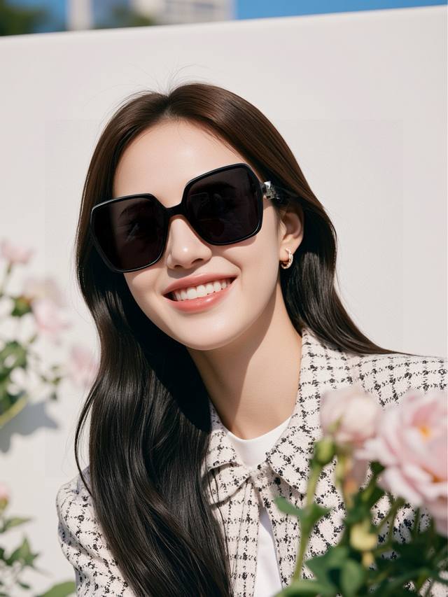 Tr polarized series Lv large frame sunglasses. Sunglasses with classic square fr