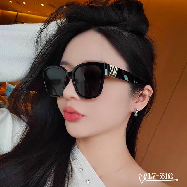 Louis Vuitton-Lv . Polaroid resin lens . Tr frame is light and comfortable to we