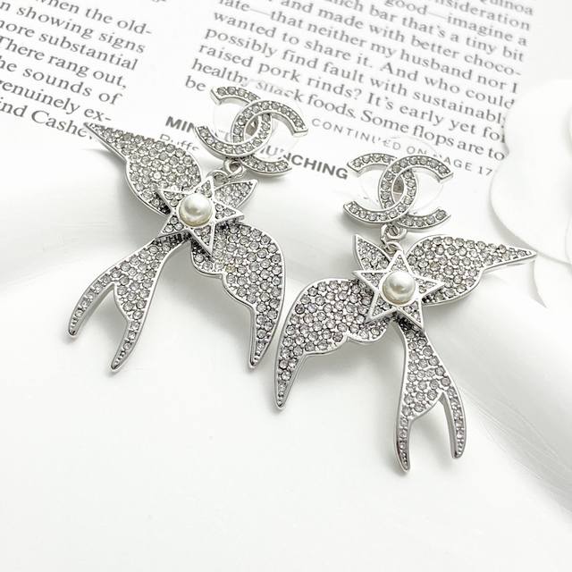 Chanel earrings are hot-selling and are available in the same ZP, and are also a