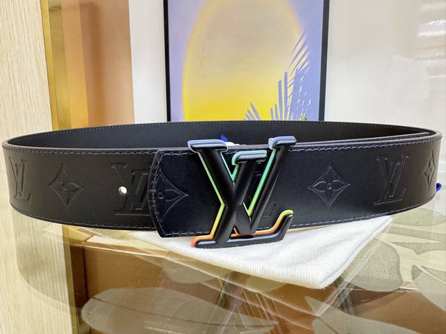 Lvdimension double-sided belt with cowhide embossed Monogram pattern, flip it ov
