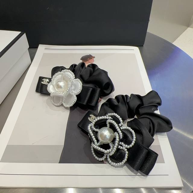 with box Chanel's latest small camellia hairband is super beautiful! It is full