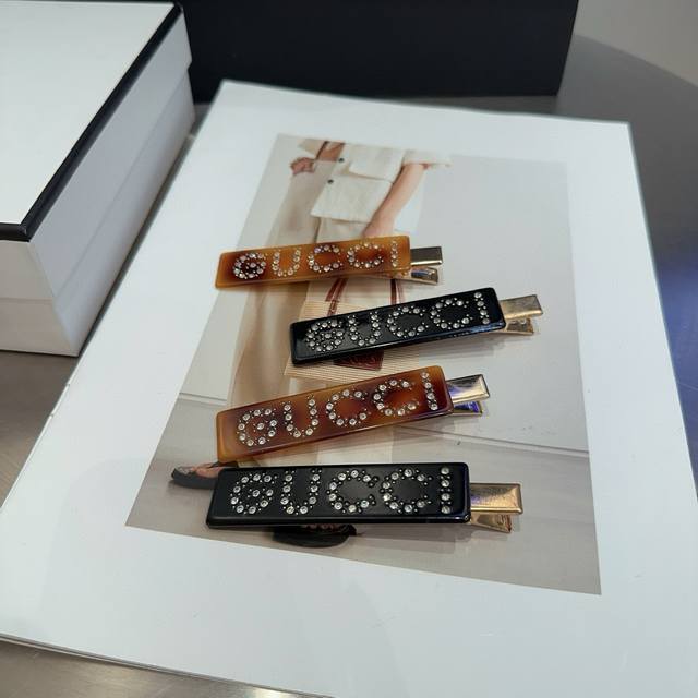 with packaging single Gucci's latest Gg side clip bangs clip, a hit online! Fash