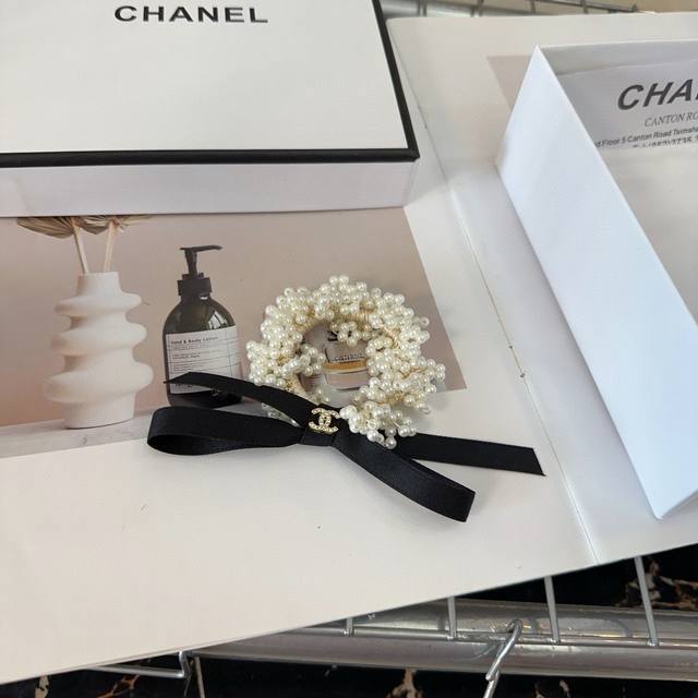 with box Chanel's latest pearl hairband, super pretty! Very ladylike, a must-hav