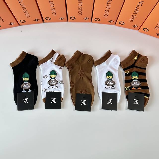 Special counter packaging Lv Louis Vuitton new short and medium tube socks stack