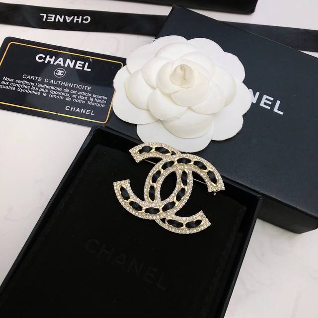 Leather and diamond brooch is highly recommended, it looks very handsome when wo