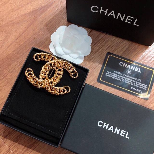 Chanel classic brooch real details presented on the official website home page n