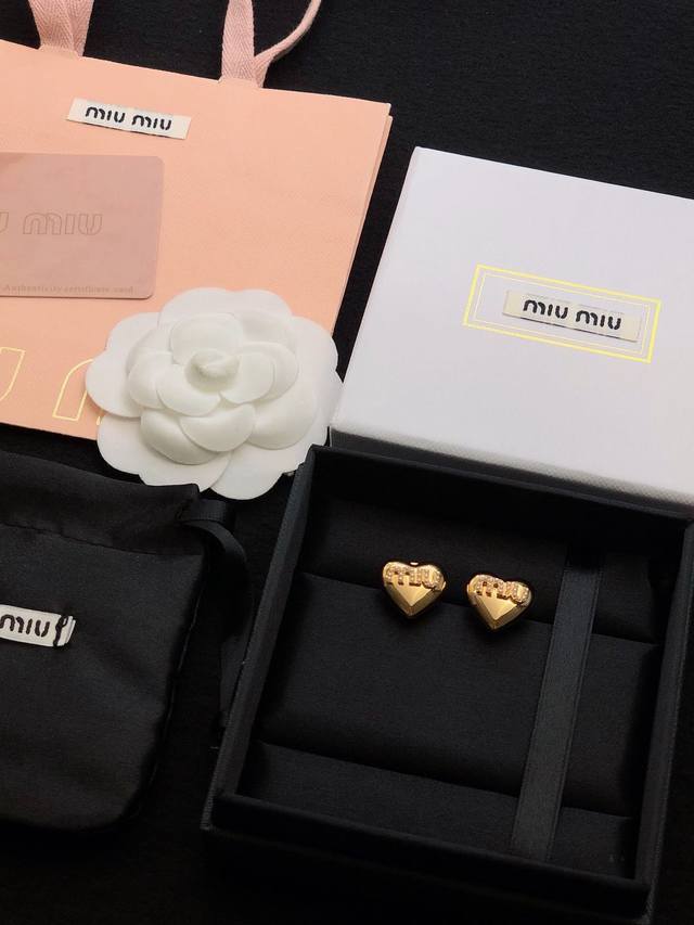 Miumiu Miu Miu big heart earrings are popular among fashionistas on Xiaohongshu.