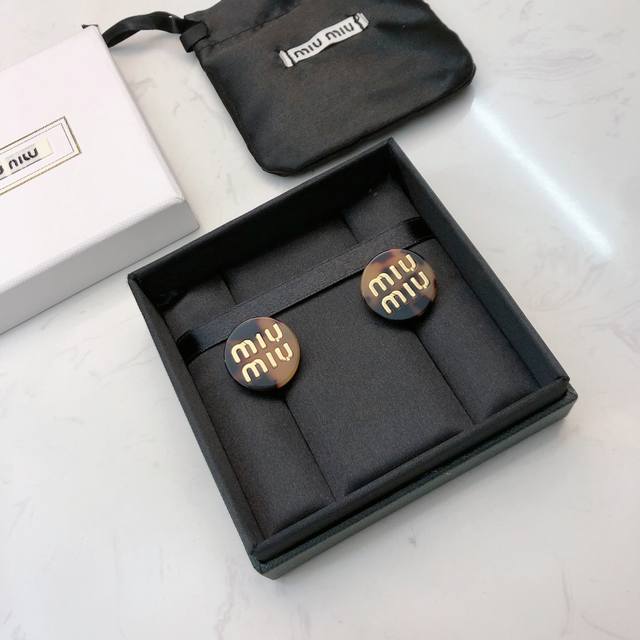 Miumiu's new earrings are popular among fashionistas on Xiaohongshu. They show y