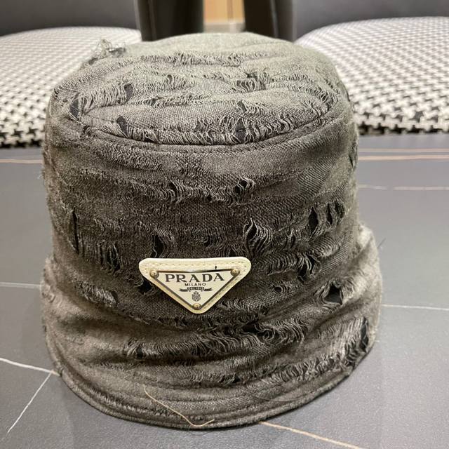 Prada Early Autumn Prada* Double-sided bucket hat A very attractive bucket hat ~