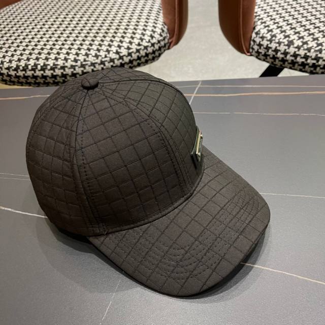New Prada classic baseball cap, fashionable and trendy, high-end workmanship! Ex