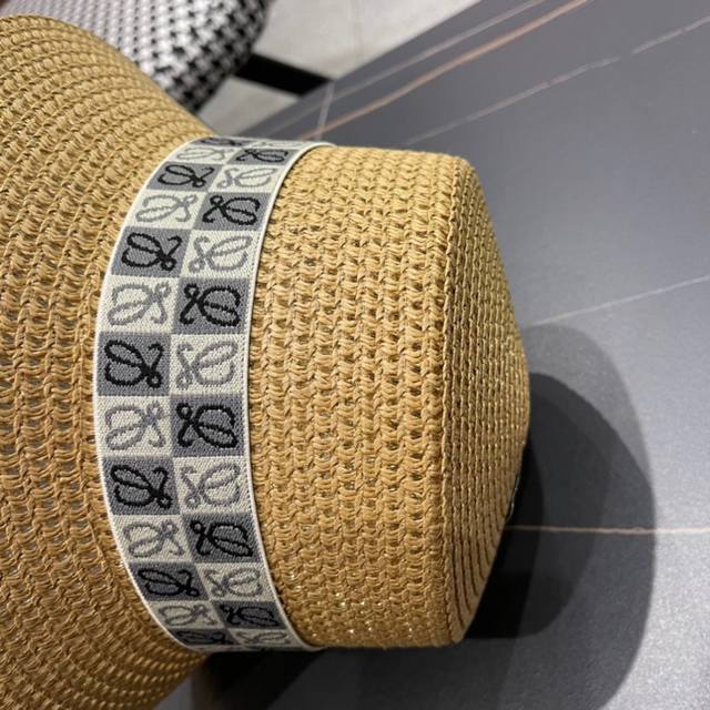 Loewe 2025 new flat straw hat, a must-have for going out, super easy to match, h
