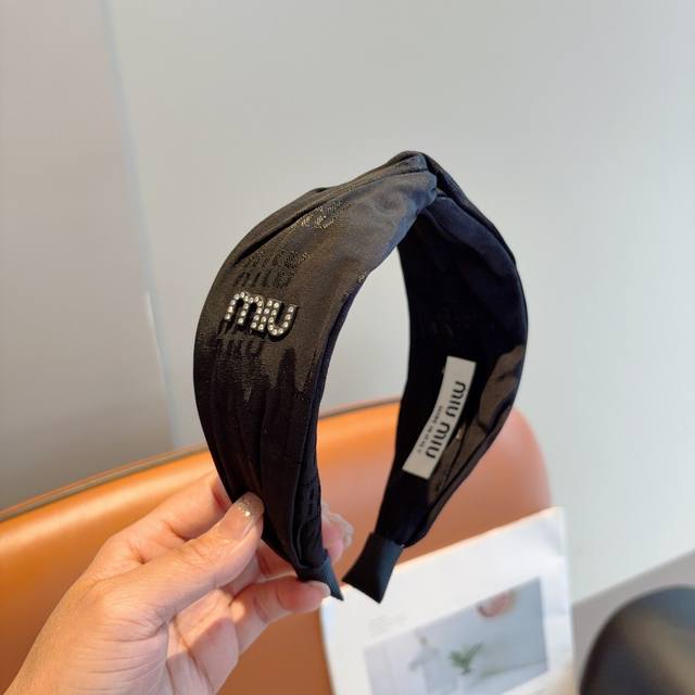with packaging Miumiu European and American fashion cross headband, original goo