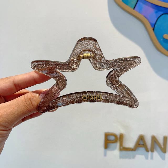 with packaging Chanel's new handmade five-pointed star-shaped celebrity hairpin,