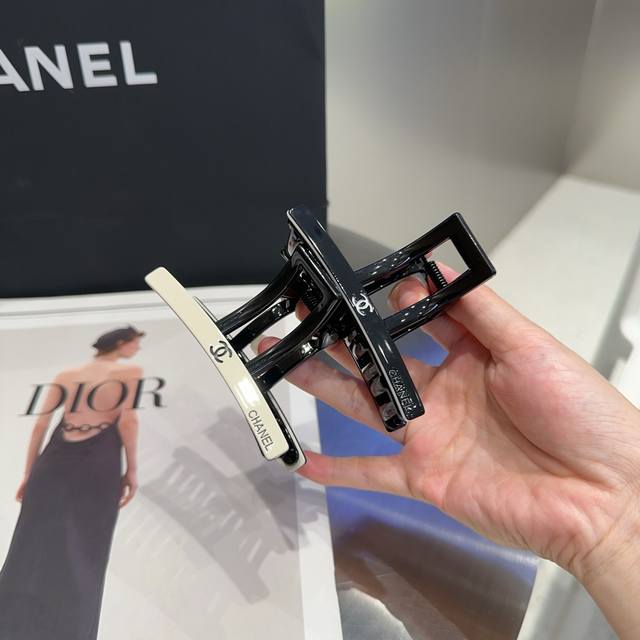 with packaging box Chanel's latest small fragrance clip, simple and practical, f