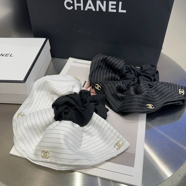with packaging box Chanel's latest small hair band, simple and practical, fashio