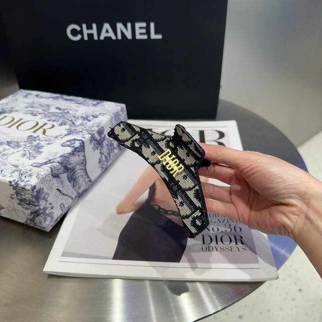 with packaging box Dior CD letter clip, simple, practical and fashionable. Very