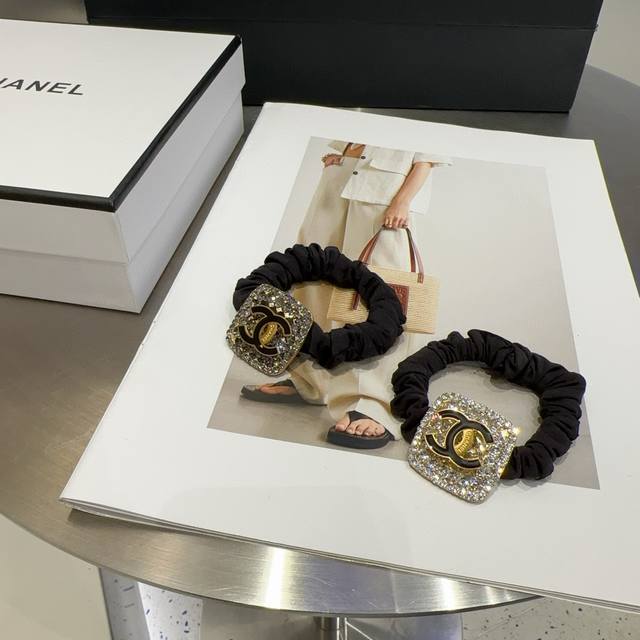 with packaging box Chanel's latest diamond hairband, simple and practical, fashi