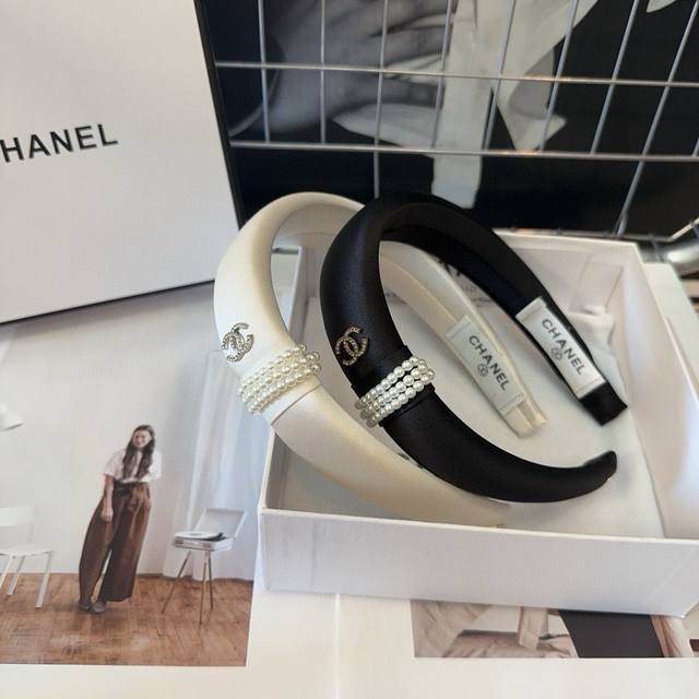 with box Chanel's latest pearl headband, super beautiful! Very ladylike, a must-
