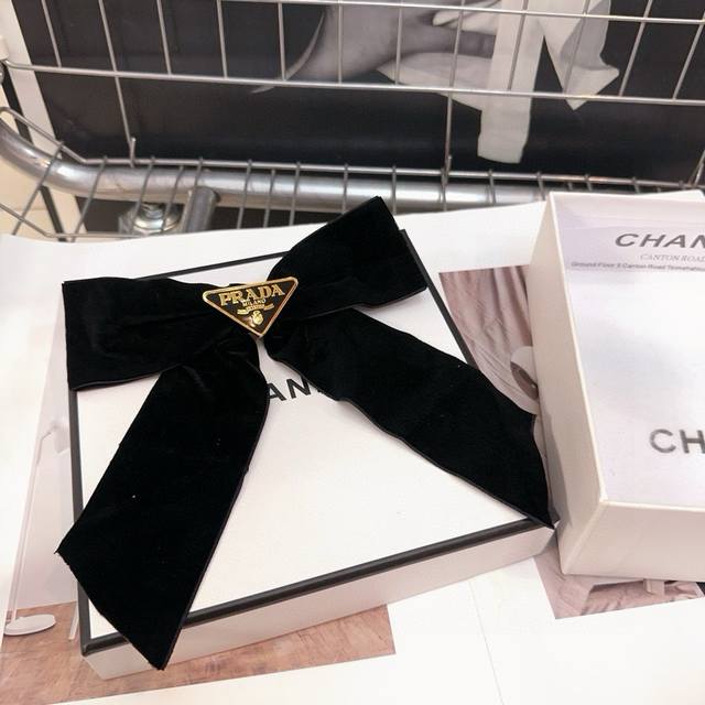 with packaging box Prada's hot item is here! Retro classic spring top clip, fash