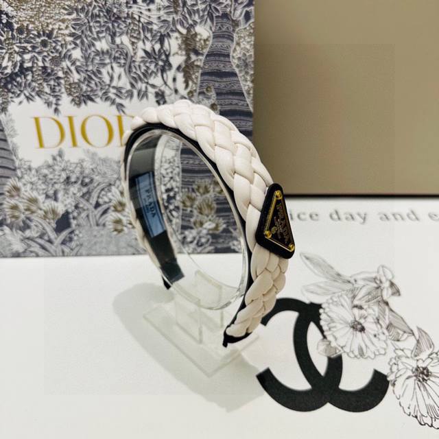 Special counter packaging Prada Prada's latest headband Little fairies hurry up