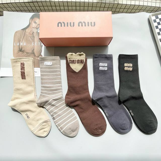 comes with packaging. Four pairs of Miumiu Miu Miu high-quality super hot-sellin