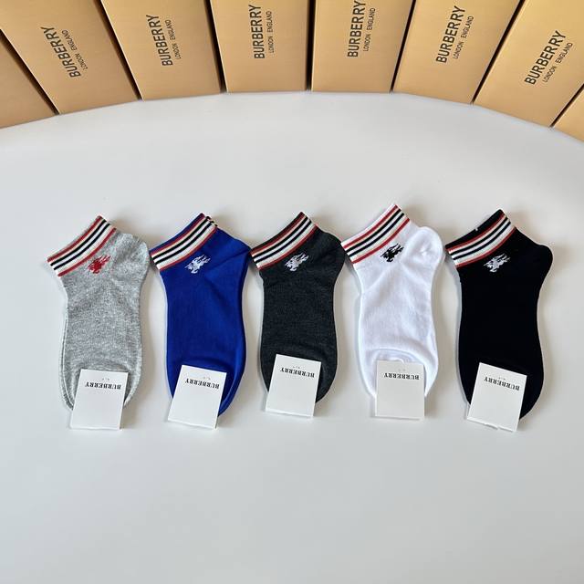 Special counter packaging Burberry's new short and medium-length stacked socks!