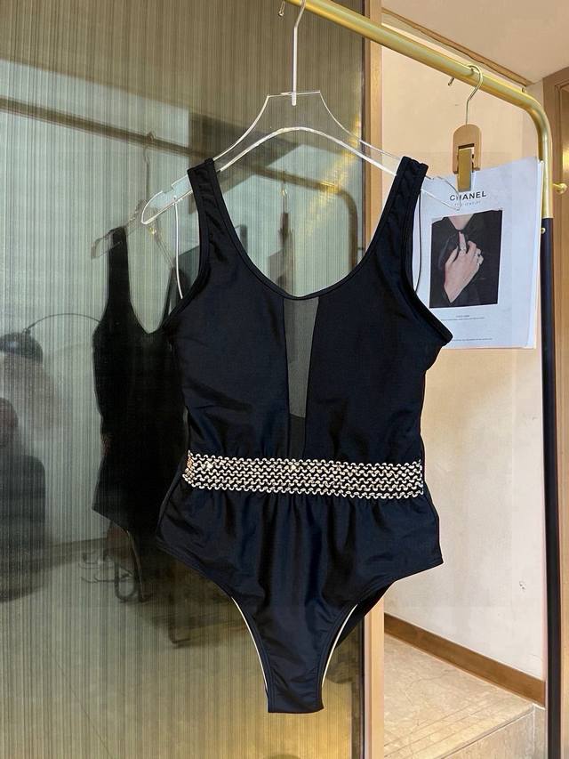 Special Versace's latest beach series one-piece swimsuit can be said to be the c