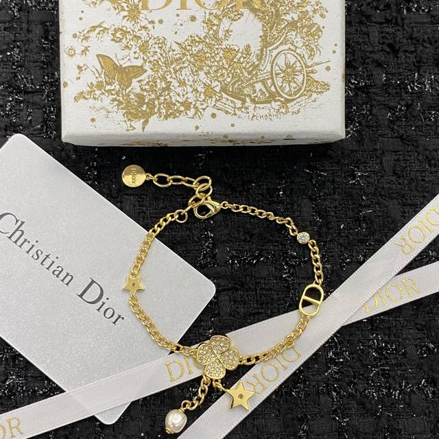Dior classic best-selling model A very popular bracelet Highly recommended Metal