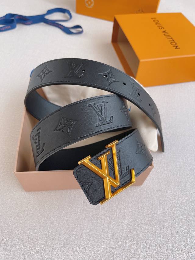 Lv This Lv Pyramide belt is made of natural calfskin with Louis Vuitton's signat