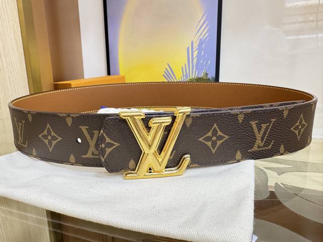 Lvdimension double-sided belt with cowhide embossed Monogram pattern, flip it ov