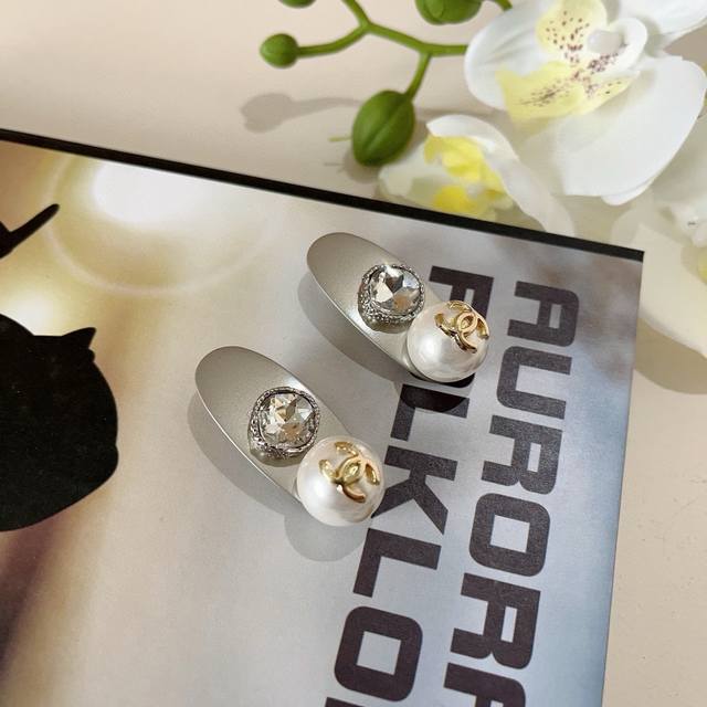 comes with a pair of packaging Chanel's new Chanel style diamond pearl Bb clip,