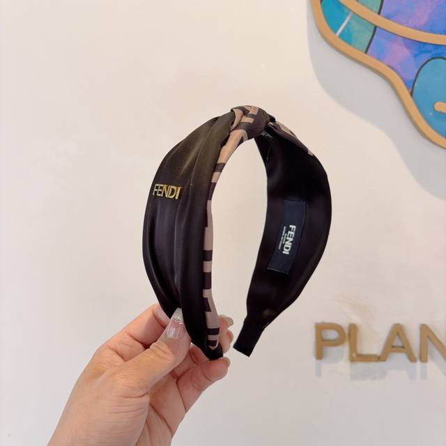 with packaging Fendi Fendi's new hot double F headband, wide version of the orig
