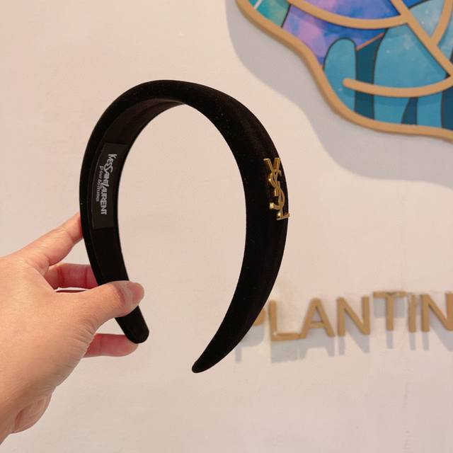 with packaging Yves Saint Laurent's new Korean velvet sponge headband, the origi