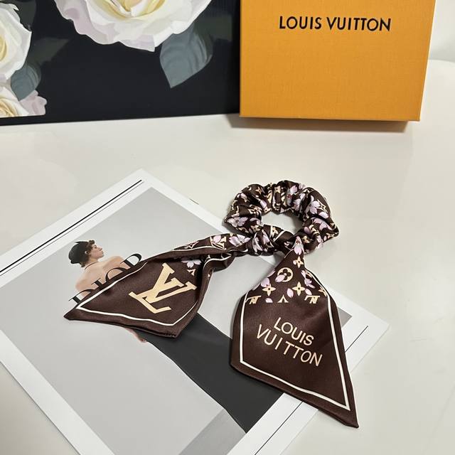 Special packaging Lv Louis Vuitton classic silk hair band looks great on the hea