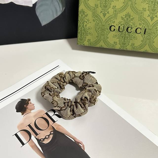 Special packaging Gucci classic flower hair band looks great on the head or in t