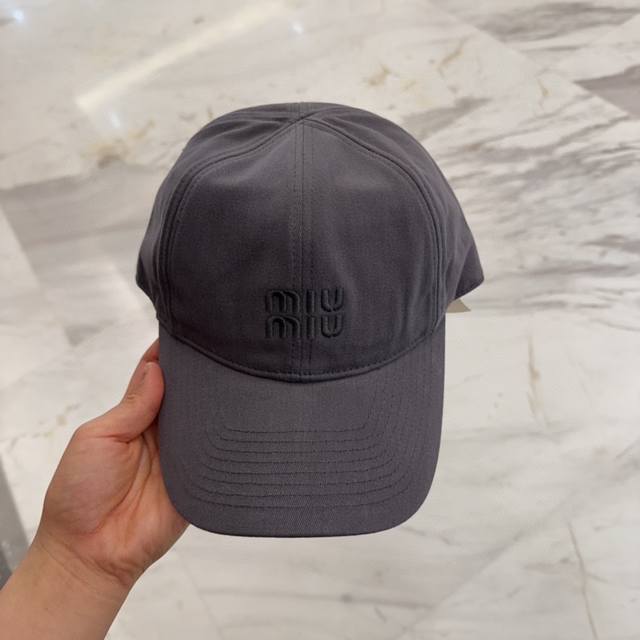 Miumiu new order model embroidered baseball cap, big brand style, super easy to