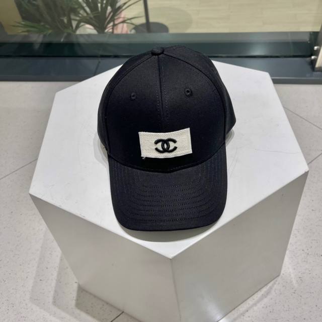 Chanel's new classic baseball cap, the details are very exquisite, it is a class